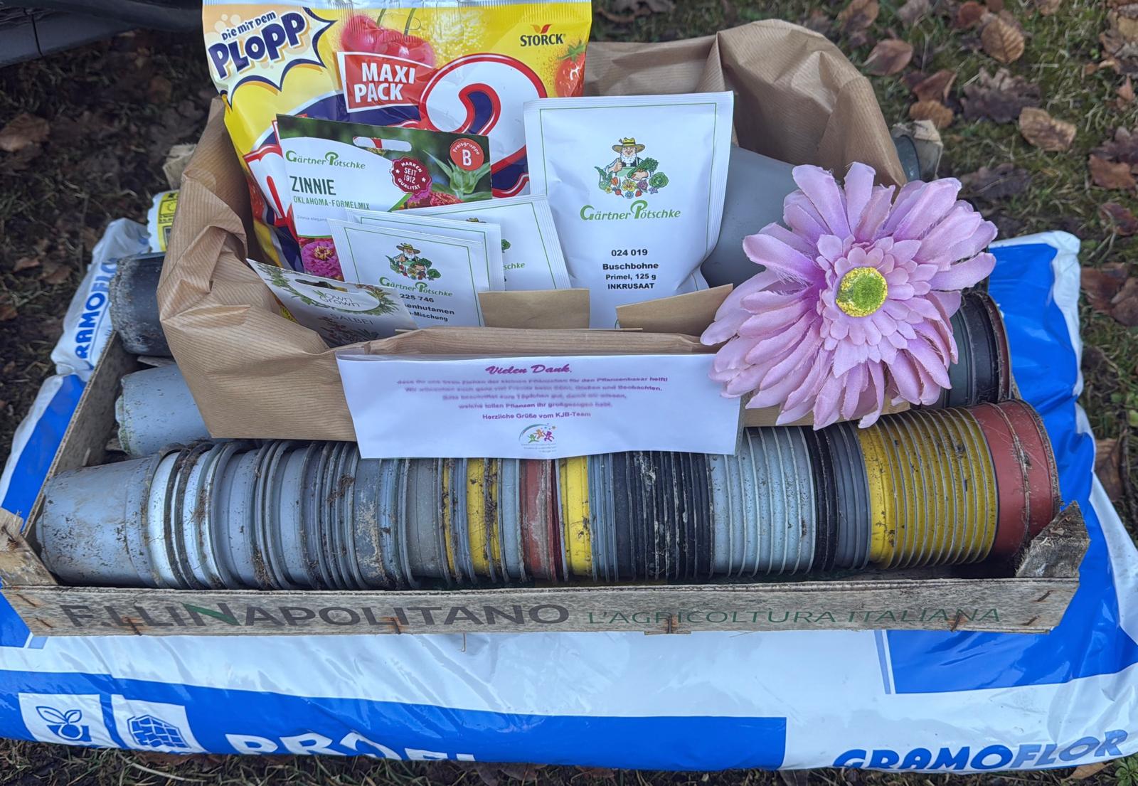 Materialübergabe an Nachwuchs-Gärtner – Start in die Pflanzsaison